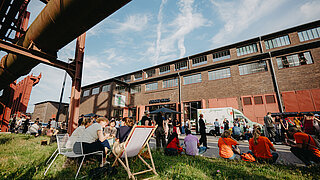 Participants relaxing in the chillout area at the BRANDmania outdoor grounds.